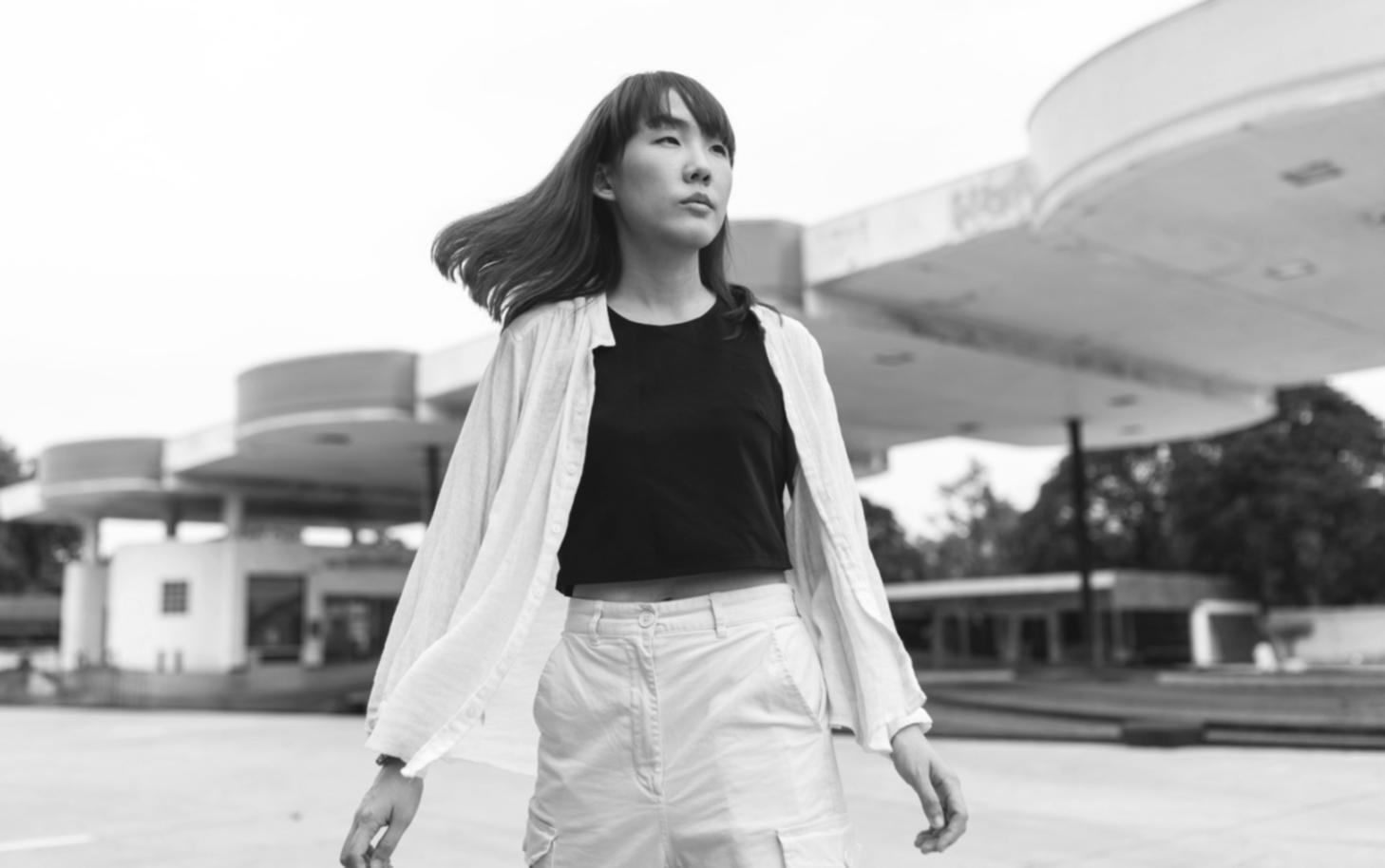 Tecniche professionali di styling parrucche in azione